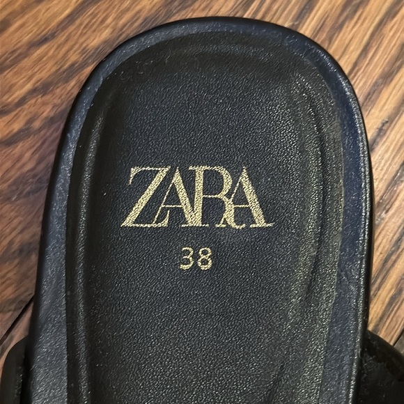 Z Zara Women’s 38/7.5 Slip On Loafer Faux Leather Shoe Large Gold Painted Chain - Picture 6 of 6